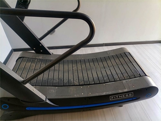 Q235 Handelsgymnastikgeräte Nichtmotorisierter Luftläufer Handlaufband Kurve 165kg