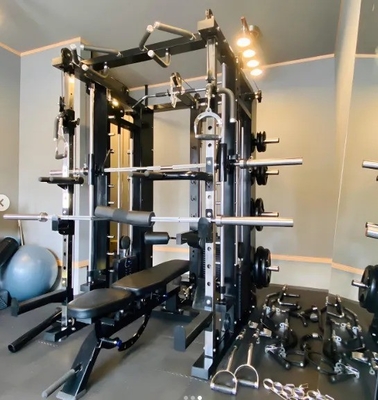 Funktionaler Trainer für Fitnessstudio-Workouts mit Schwerpunkt auf umfassender Fitness