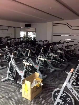 Stahl Zwei-Schicht-elektrostatische Pulverbeschichtung Oberfläche Indoor Bike für Cardio-Übung