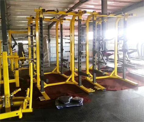 Krafttraining-Übung mit Fitnessstudio-Zubehör-Maschinenregal und Power Squat-Regal