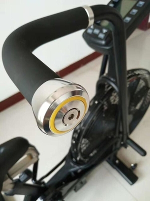 Intensives Kardio-Training mit Befreeman Commercial Air Bike in Gary/rot/schwarz/gelb
