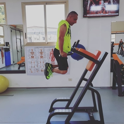 Indoor Bodybuilding Vertikal Knie nach oben/Dip Krafttrainer für platzsparende Lösung