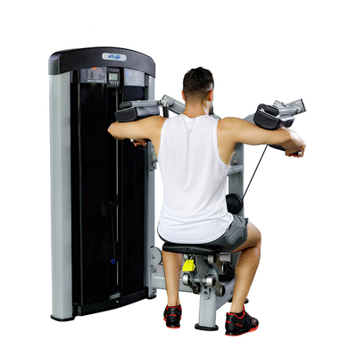 Bicep-Training mit einer sitzenden Seitenhebe-Gewichtsübungsmaschine erleichtert
