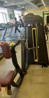 Kraft-Training wird mit einer 194-Kilogramm-Maschine in der hinteren Reihe leicht