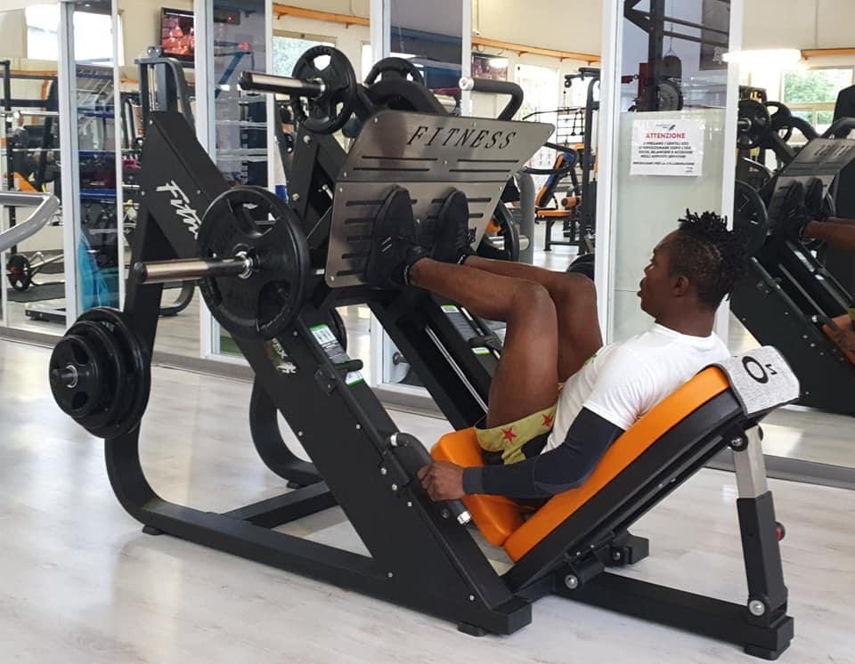 Beinpress Trainer für Krafttraining Fitnessstudio 45 Grad Gewichtsplatte geladen